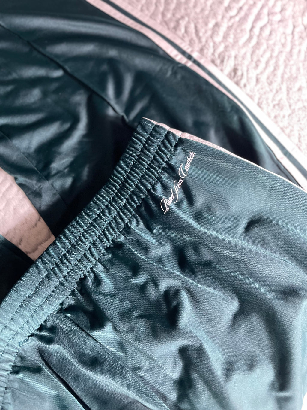 Adidas Firebird Baggy TP Hose / Dunkelgrün / Neu mit Etikett