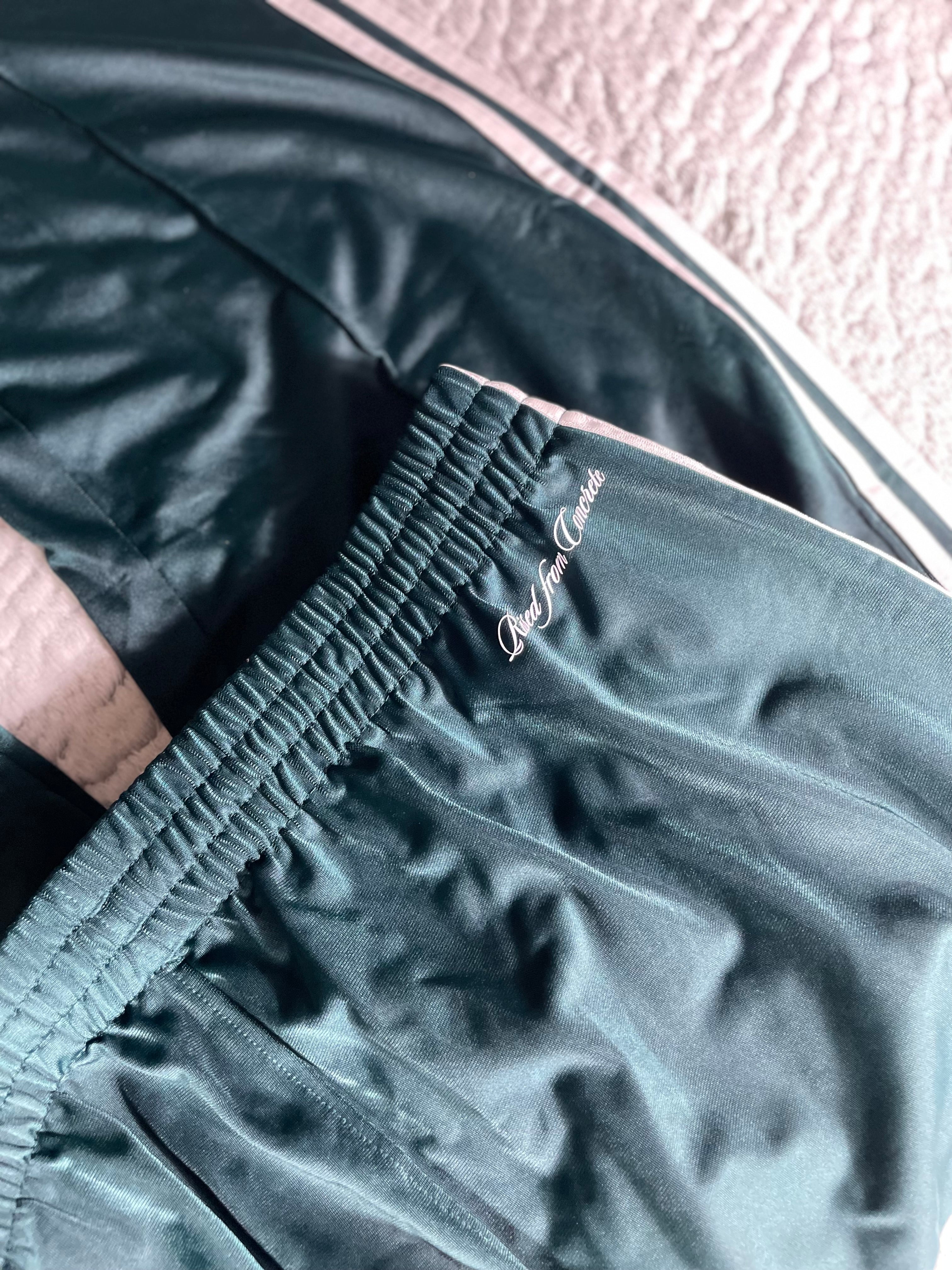 Adidas Firebird Baggy TP Hose / Dunkelgrün / Neu mit Etikett