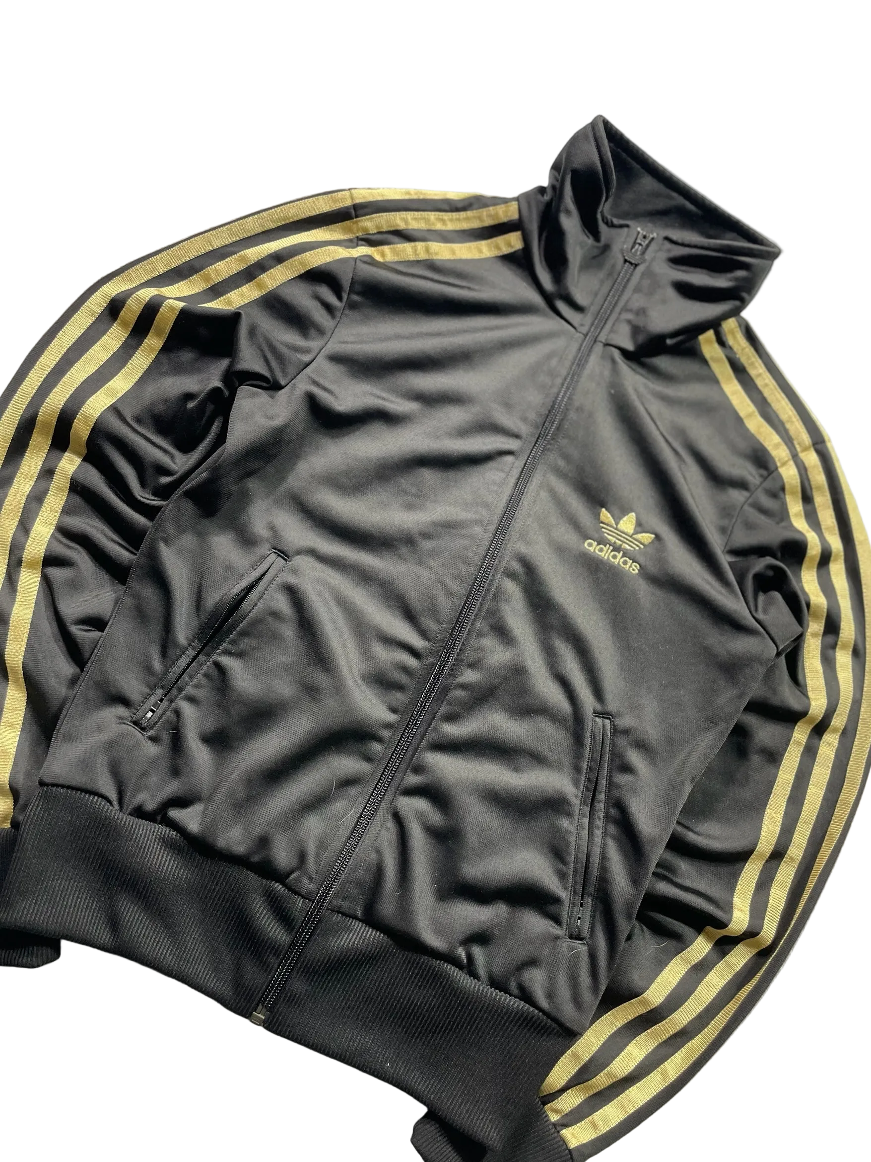 Schnell Spart Adidas Trainingsjacke in Schwarz mit goldenen Streifen, Stehkragen und Trefoil-Logo auf der Brust