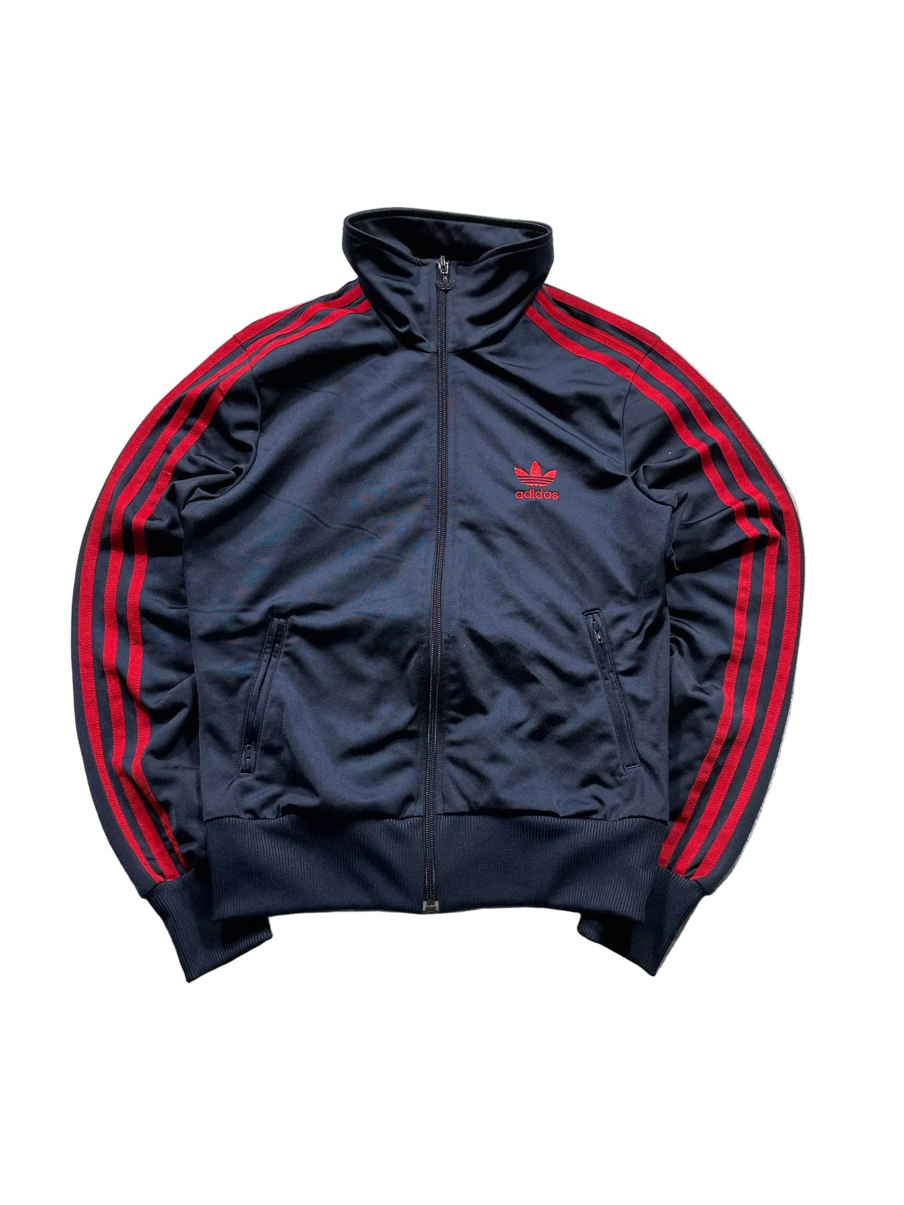 Schnell Spart adidas Trainingsjacke in Dunkelblau mit roten Streifen, Stehkragen und Trefoil-Logo auf der Brust