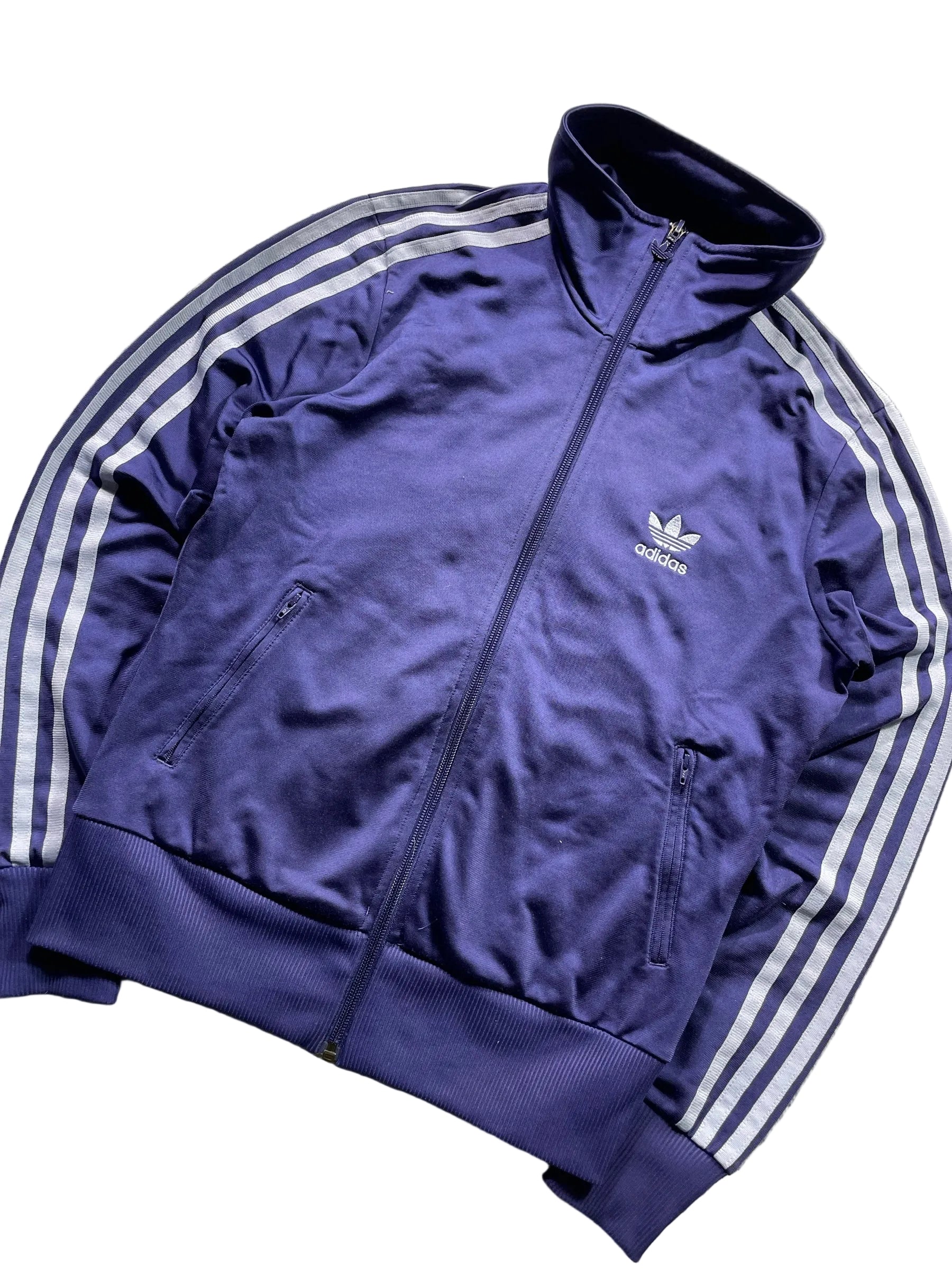Schnell Spart adidas Trainingsjacke in Dunkelblau mit drei Streifen, Stehkragen und Trefoil-Logo auf der Brust.