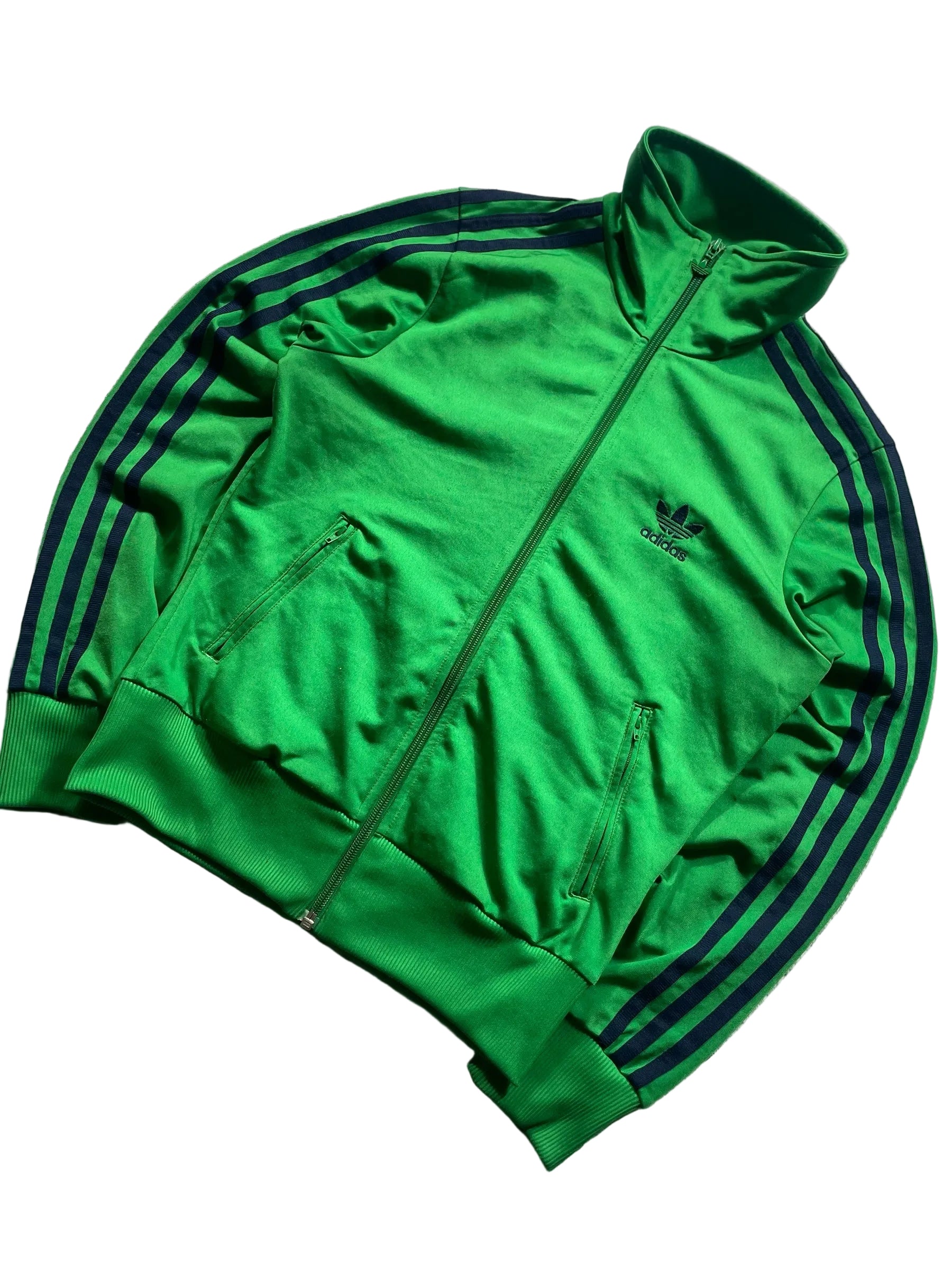Schnell Spart adidas Trainingsjacke in leuchtendem Grün mit dunkelblauen Drei-Streifen, Stehkragen und Reißverschluss
