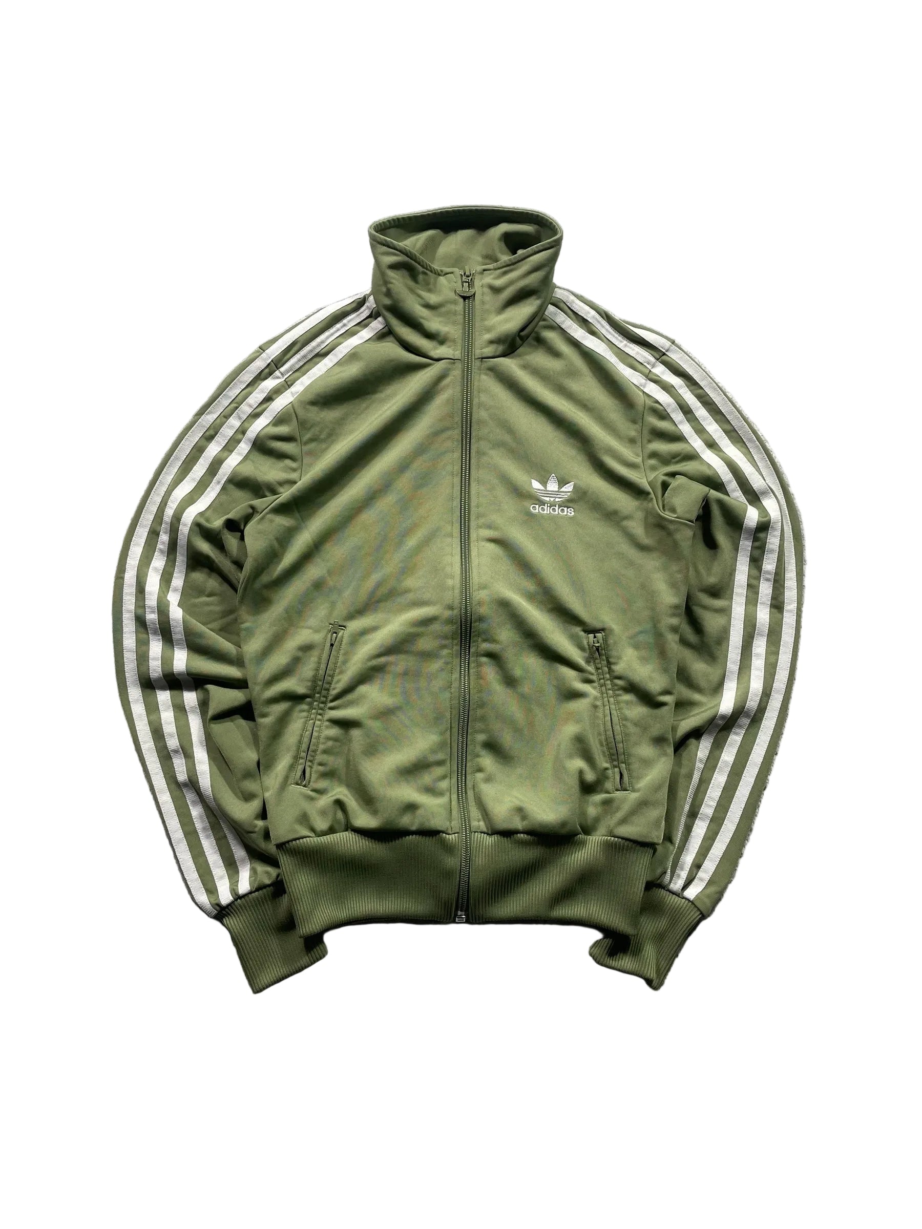 Schnell Spart adidas Trainingsjacke in Olivgrün mit weißen Streifen, Stehkragen, Reißverschluss und Trefoil-Logo.