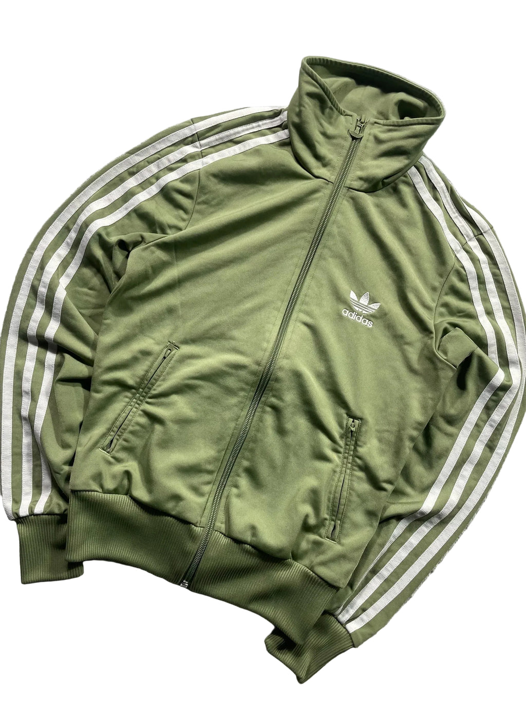 Schnell Spart olivgrüne adidas Originals Trainingsjacke mit weißen Streifen, Stehkragen und Trefoil-Logo auf der Brust