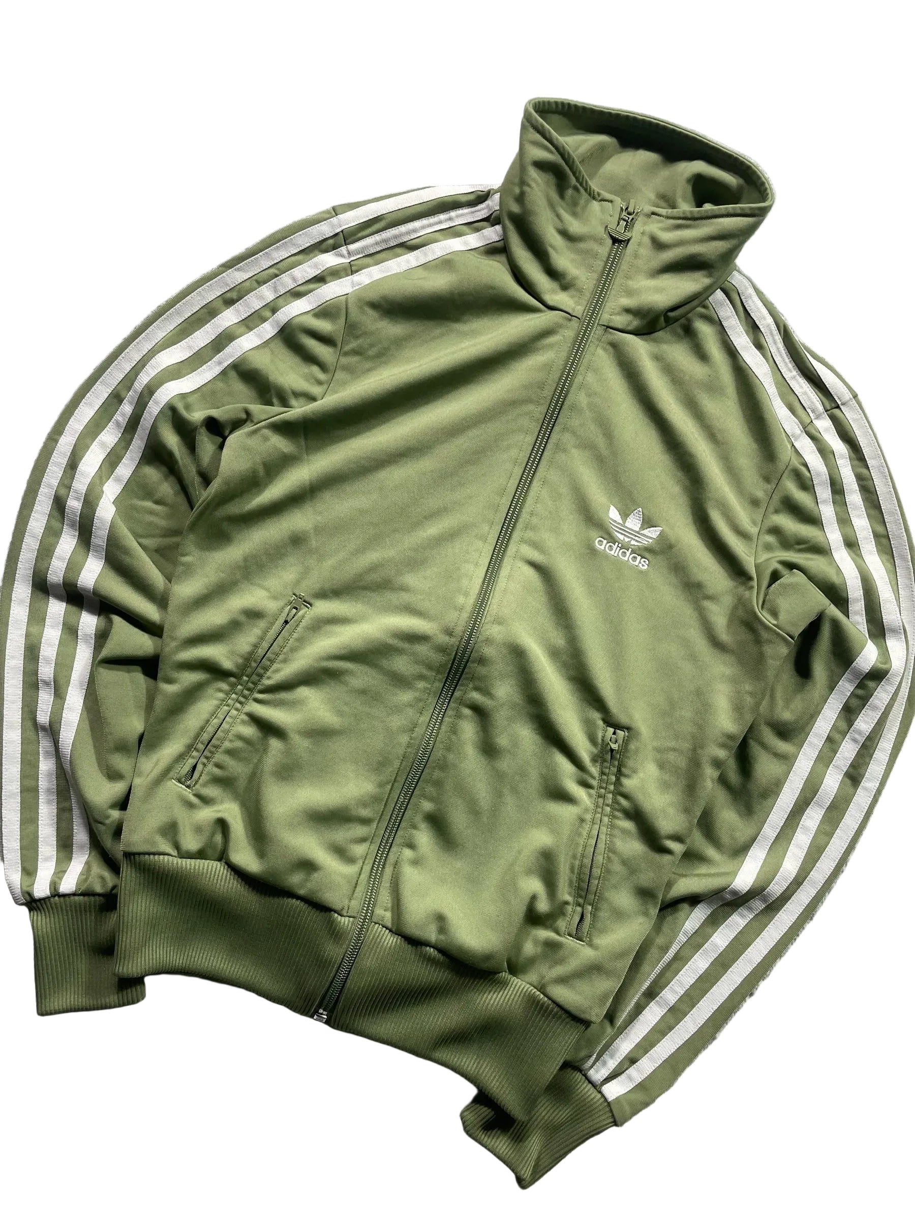 Schnell Spart olivgrüne adidas Originals Trainingsjacke mit weißen Streifen, Stehkragen und Trefoil-Logo auf der Brust