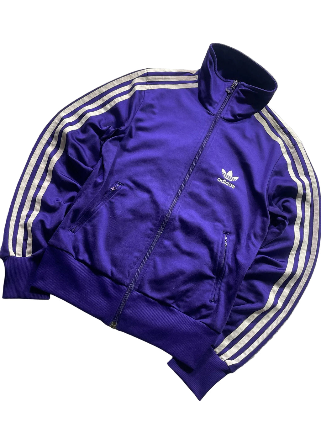 Schnell Spart adidas Trainingsjacke in Violett mit weißen Streifen, Stehkragen, Reißverschluss und Trefoil-Logo