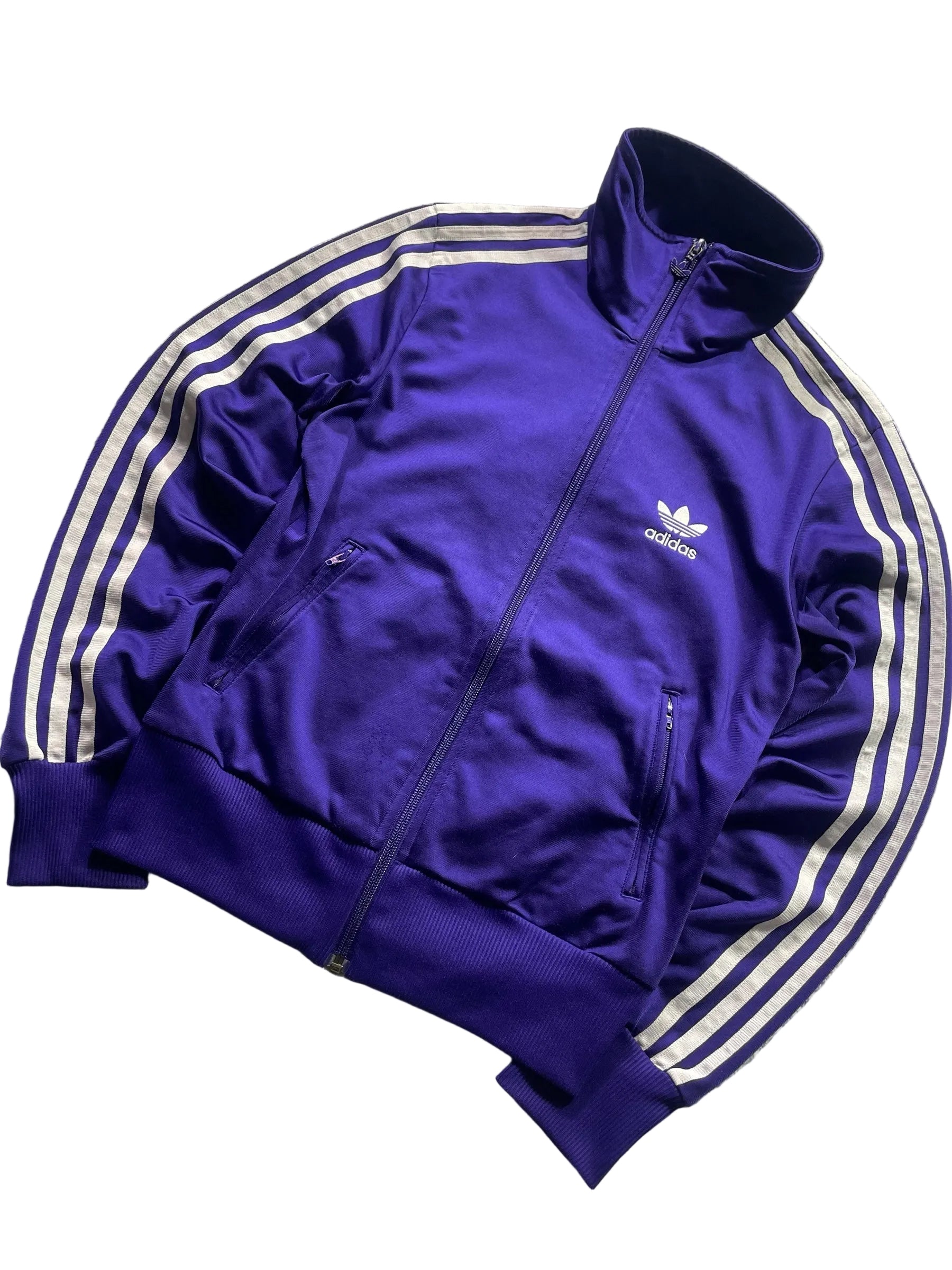 Schnell Spart adidas Trainingsjacke in Violett mit weißen Streifen, Stehkragen, Reißverschluss und Trefoil-Logo